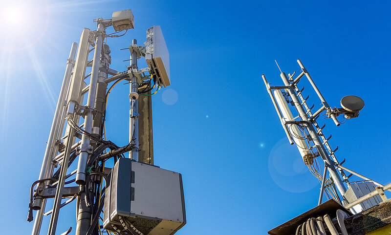 Cellulari, verso l'innanzalmento dei campi elettromagnetici. L'allarme degli esperti: "Sarà boom di tumori"