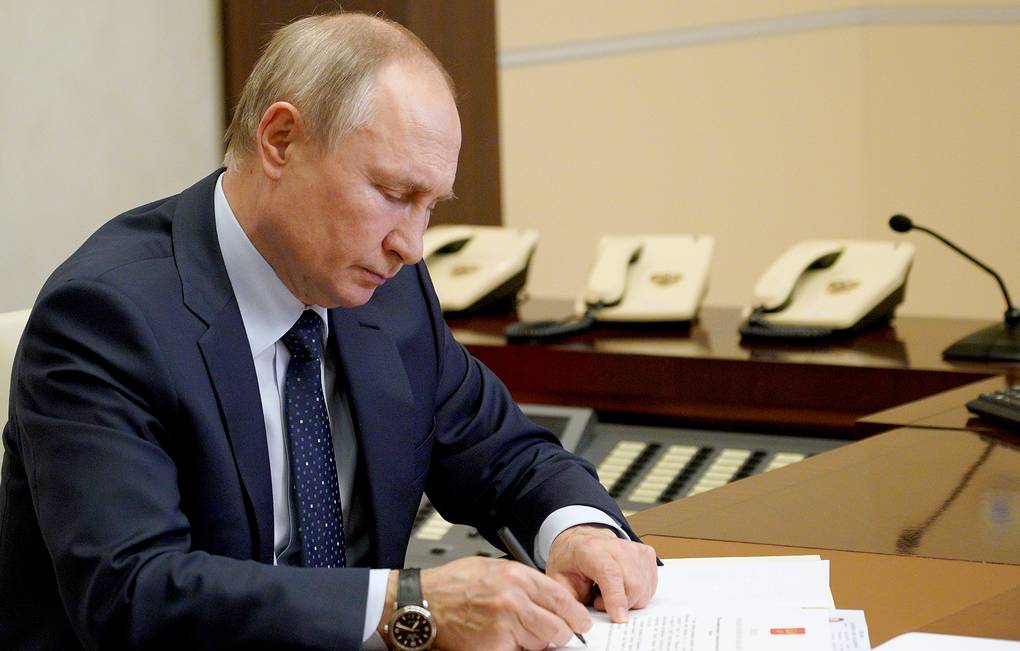 Putin vieta il "cambio di sesso" e l'adozione di bambini da parte di persone transgender