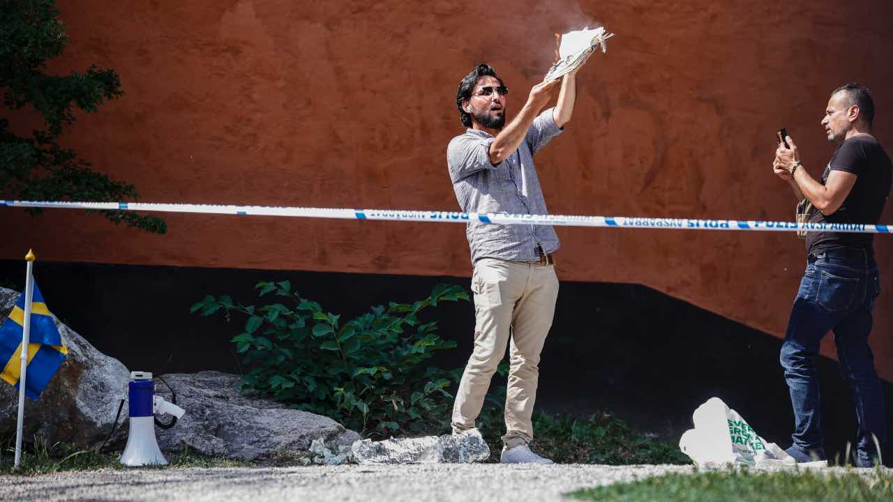 Bruciare Corani per coprire i crimini israeliani