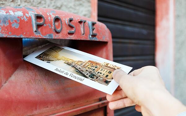Scrivere cartoline per ritrovare un'umanità perduta