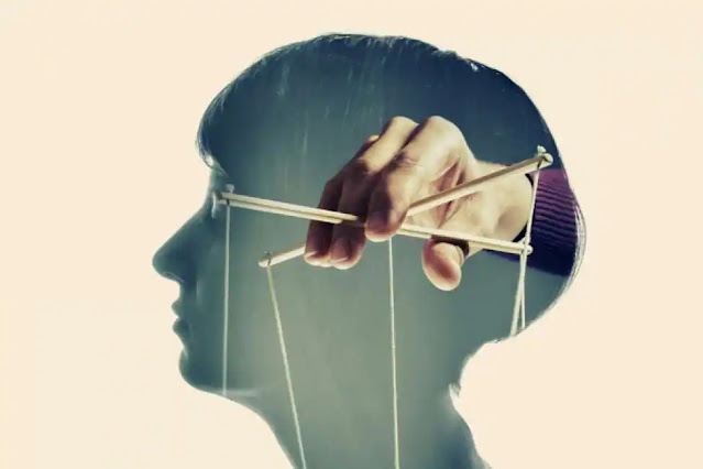 QUI SOSPESE: LE MENTI. ANIME NEL TERRORE. I CORPI DIMENTICATI E IL REALE POTERE SU DI ESSI