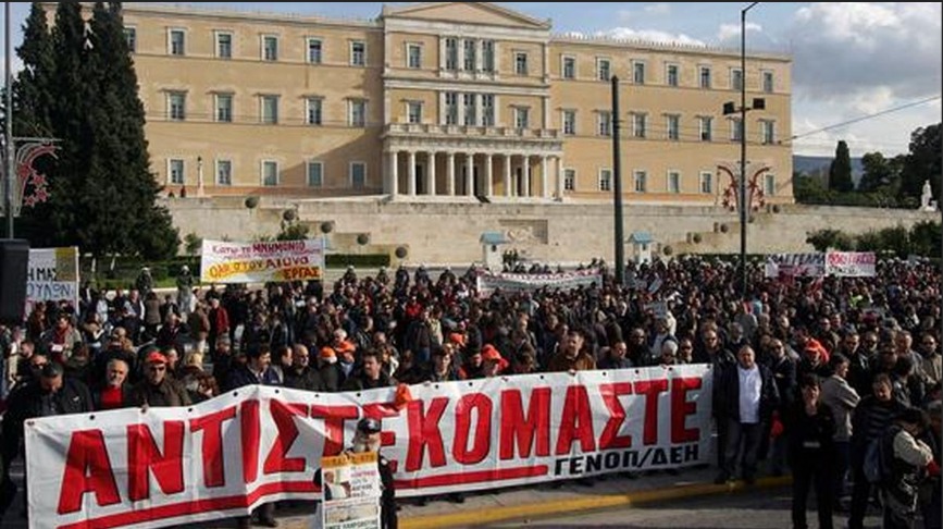 In Grecia si va verso la palla al piede con tanto di catena!