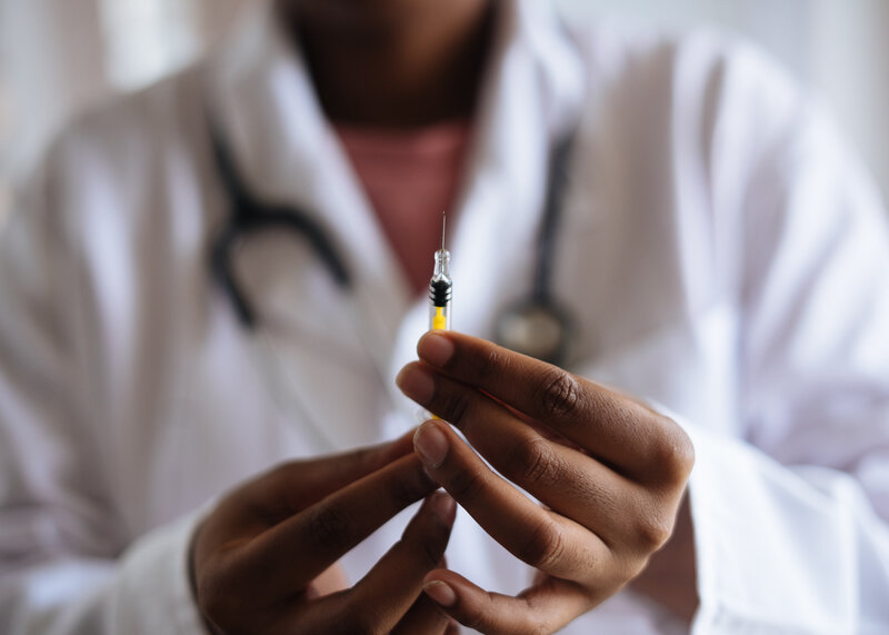 Malori e morti improvvise: "Basta ignorare la correlazione con la vaccinazione anti COVID-19"