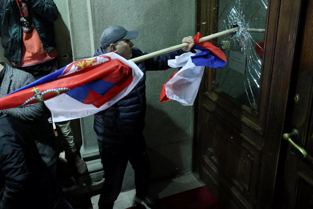 Il ‘Maidan serbo’ in risposta ai fallimenti NATO in Ucraina e nel Mar Rosso