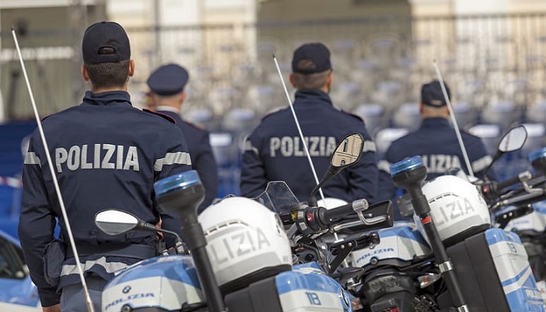 LA POLIZIA CHE DICE NO AL 2 GIUGNO: "NON C'E' NIENTE DA FESTEGGIARE"
