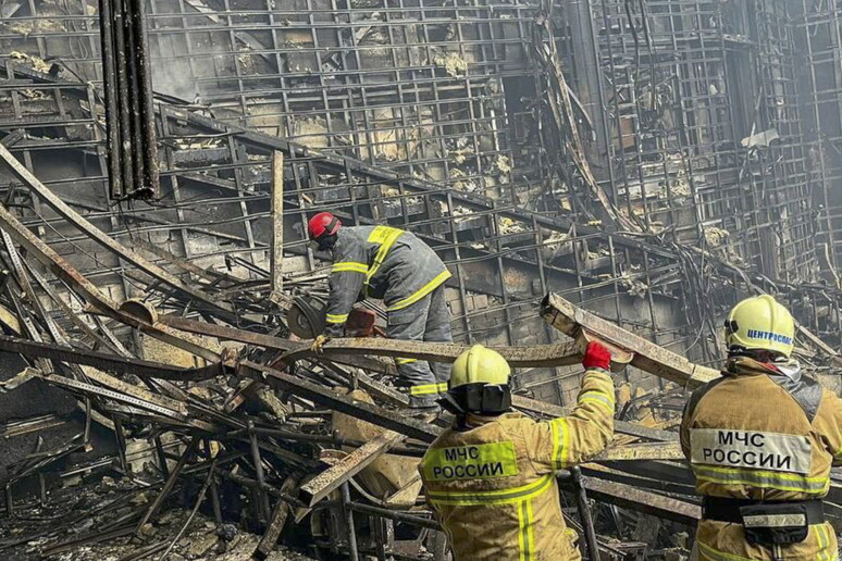 Strage a Mosca, 143 le vittime. Il Cremlino annuncia 11 arresti, 4 terroristi