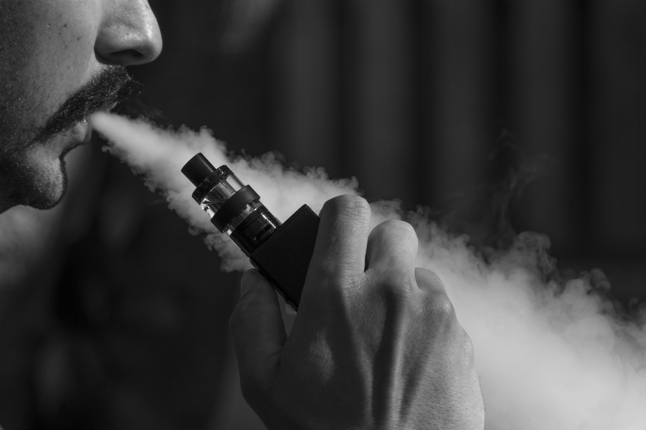 L'Arma dei Carabinieri: le sigarette elettroniche danno effetti avversi (i vaccini covid no)