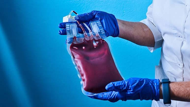 È necessaria un'azione urgente per affrontare la contaminazione delle scorte di sangue