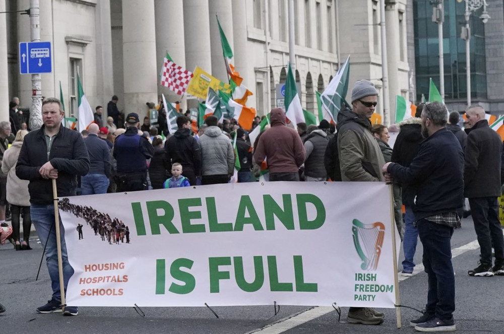 Gli irlandesi vengono attaccati dalla polizia perchè si oppongono alle centinaia di centri per "migranti non controllati" che stanno sorgendo in tutto il Paese