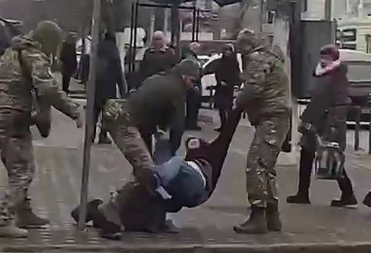L'ultimo tiro di dadi di Zelensky: perché l'Ucraina sta facendo una nuova campagna di arruolamenti forzati?