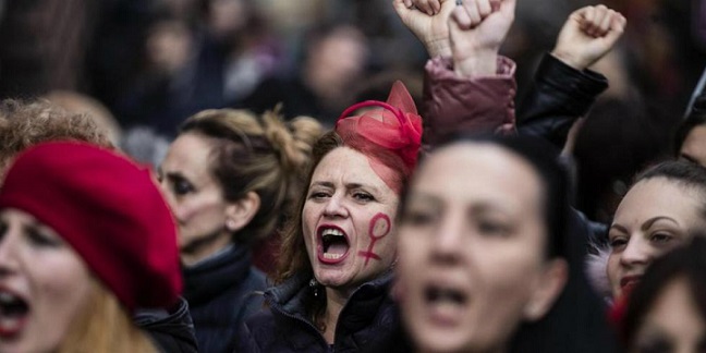 L’APPARENZA INGANNA LA DONNA OCCIDENTALE: EMANCIPAZIONE E DIGNITA’ SONO DIVENTATE MATERIA L’APPARENZA INGANNA LA DONNA OCCIDENTALE: EMANCIPAZIONE E DIGNITA’ SONO DIVENTATE MATERIA