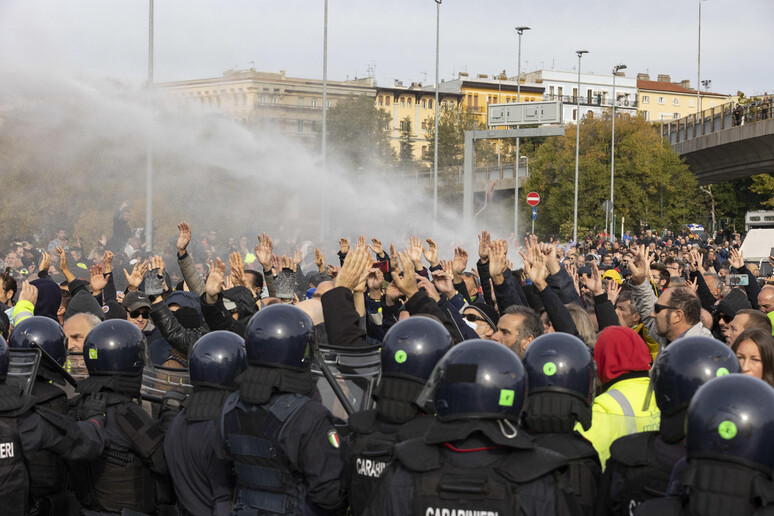 16 NoGreenPass sotto processo per i fatti del Porto di Trieste, ma verrà il giorno dei veri criminali
