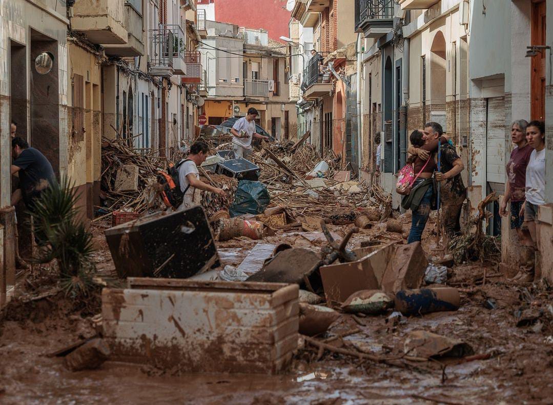 Valencia devastata dall’alluvione e dagli avvoltoi verdi