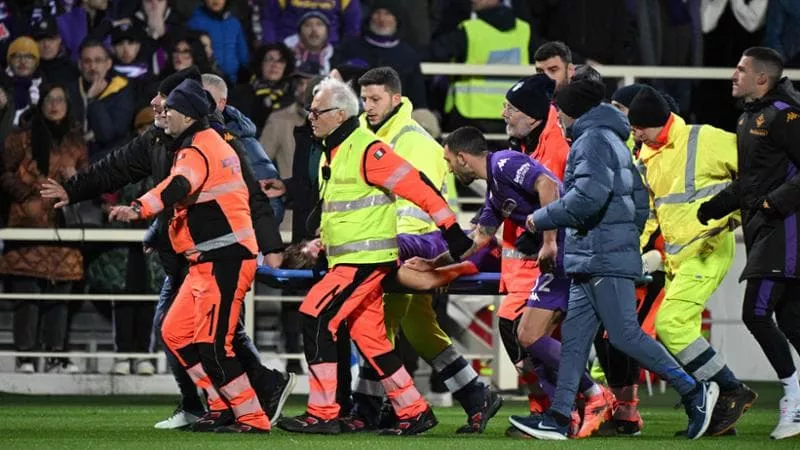 Il calciatore Edoardo Bove di 22 anni si accascia mentre si allaccia gli scarpini, ma niente paura: è "la torsione di punta"