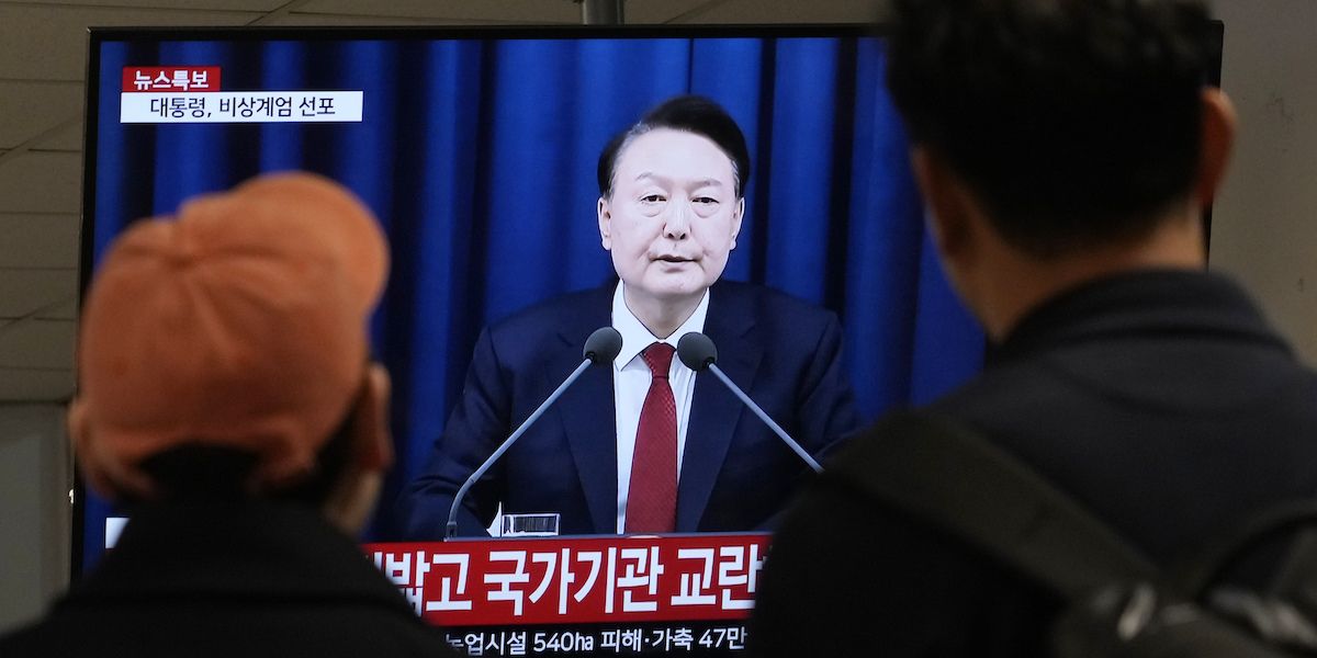 Il Presidente della Corea del Sud dichiara la legge marziale, poi la revoca dopo il voto contrario del Parlamento