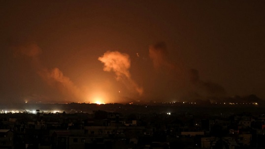 Attacco aereo notturno su Gaza. Foto: Wafa