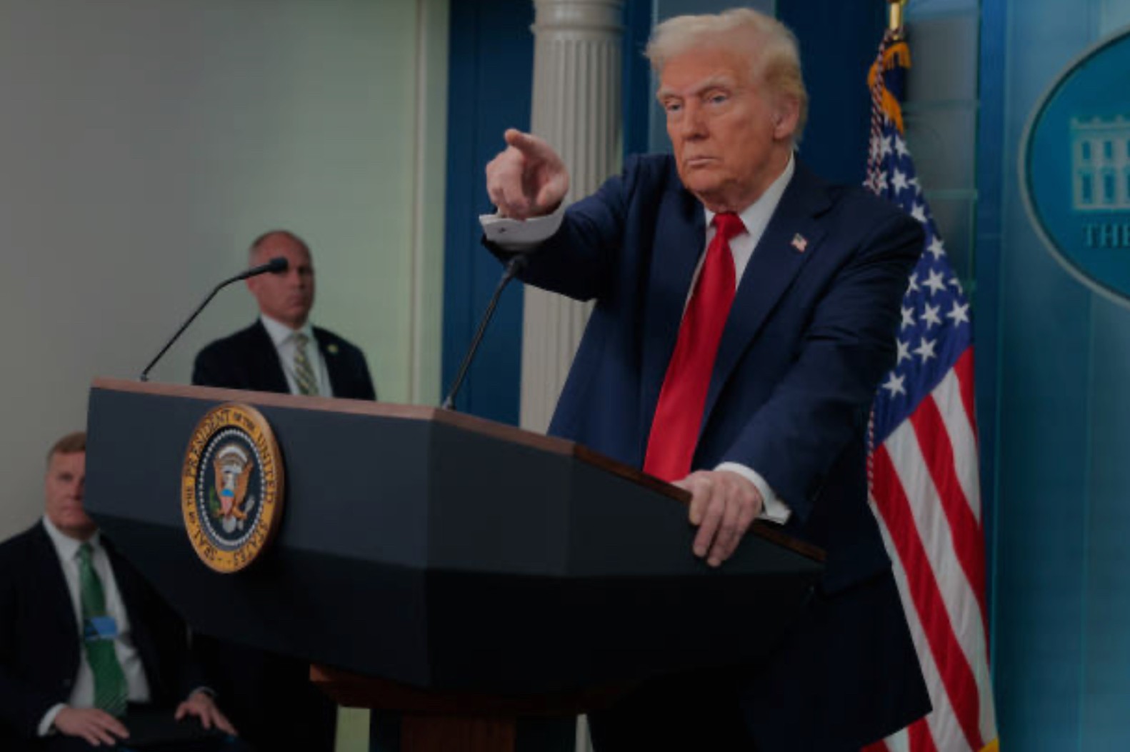 Il ciclone Trump fa cadere la maschera all’Unione Europea