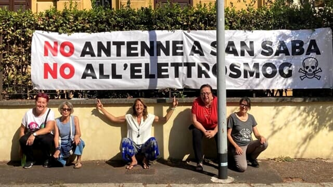 C’È CHI RIDE E C’È CHI PIANGE – LA TECNOCRAZIA A 5G CONTRO IL POPOLO