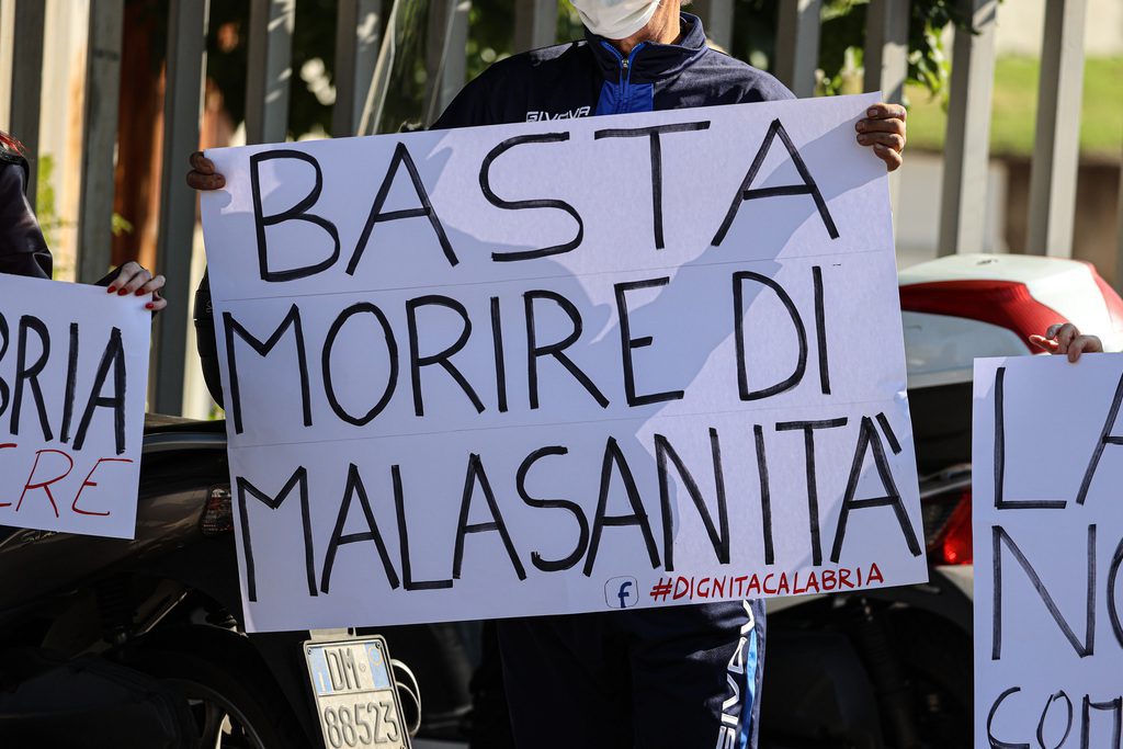 Lo stato di emergenza e i tentacoli del privato: la sanità calabrese laboratorio d’Italia