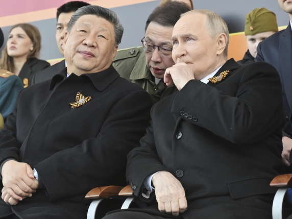 Putin e Xi uniti a Mosca nel giorno della Vittoria sul nazismo: "Il globalismo vuol continuare a dettar legge"