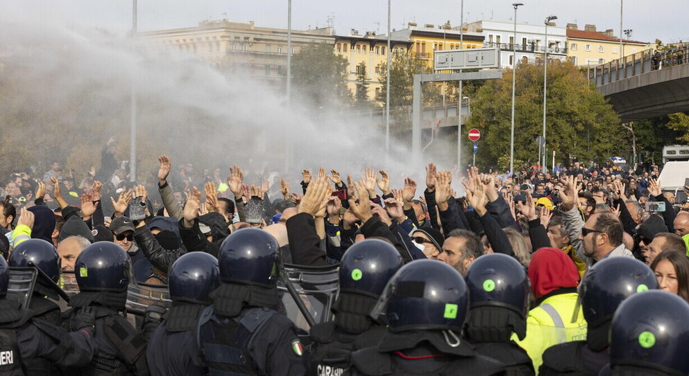 NO GREEN PASS TRIESTE: "FU LO STATO A DETERMINARE LE VIOLENZE. LACRIMOGENI E IDRANTI PER PROTEGGERE GLI INTERESSI ECONOMICI LEGATI AL PORTO"