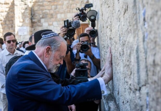 Trump si immerge in oscure pratiche demoniache mentre si prepara per una grande guerra in difesa di Israele