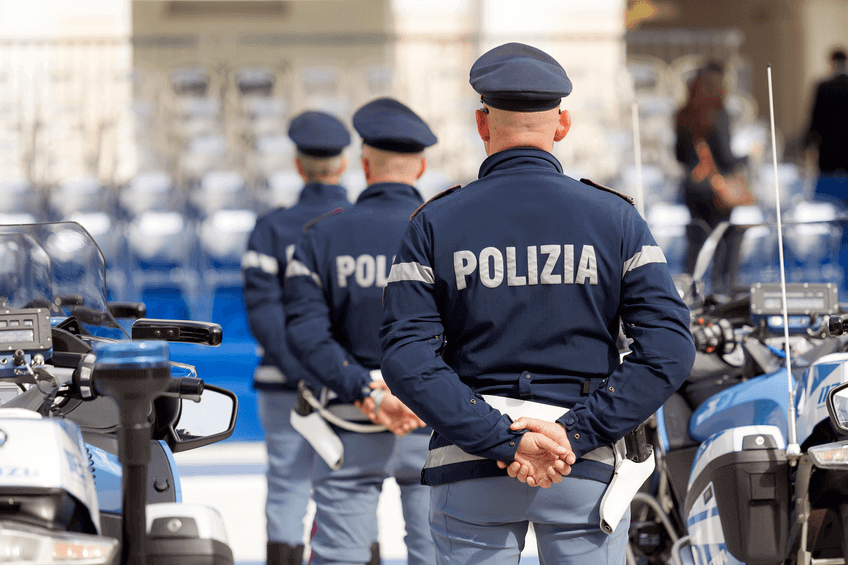La Polizia che dice no al 2 giugno: “Non c’è più niente da festeggiare perché la Patria è schiava di interessi sovranazionali. Serve una nuova Repubblica”
