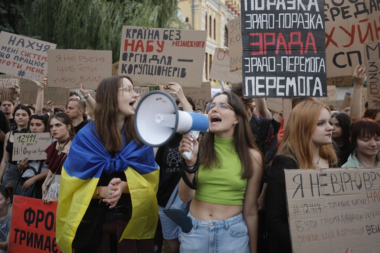 UCRAINA: MAIDAN 2.0 MENTRE IL FRONTE VACILLA