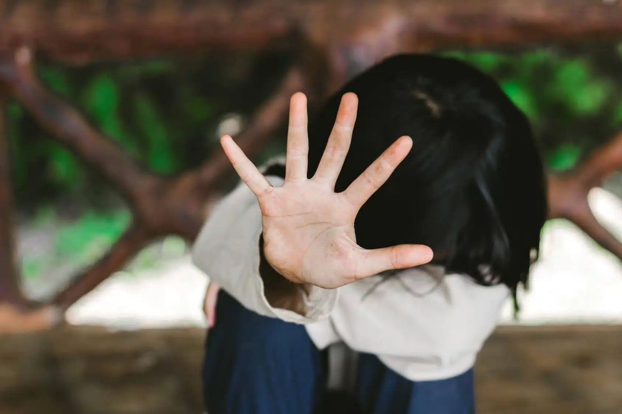 Adrenocromo e altre trovate? (o come edulcoriamo, senza volerlo, la pedofilia)