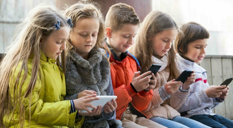 "Crescere senza smartphone": genitori si uniscono per salvare i propri figli. No all'uso del cellulare nelle scuole