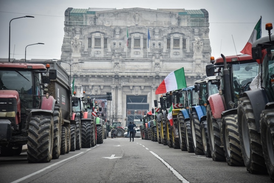 Via libera di Bruxelles al Mercosur, la protesta non si ferma. Mons. Viganò al fianco degli agricoltori: "La Ue va rasa al suolo"