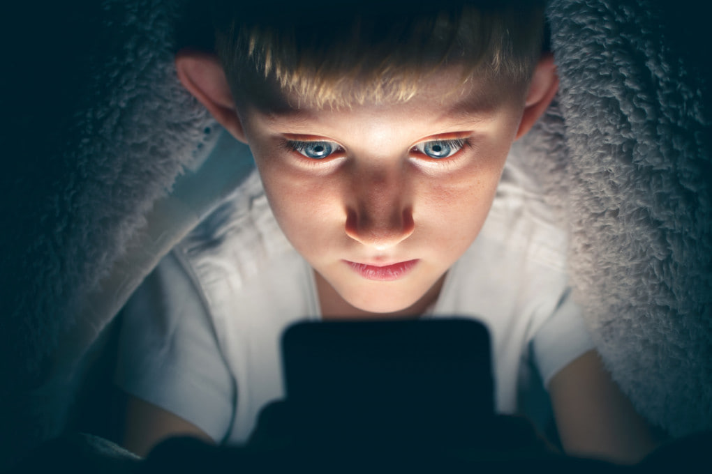 Il selvaggio west digitale sta distruggendo l'infanzia: perché i bambini dovrebbero stare lontani dai social media