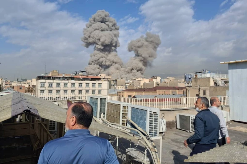 Usa e Israele attaccano l'Iran: "Guerra preventiva". Teheran contrattacca colpendo le basi americane e chiude Hormuz