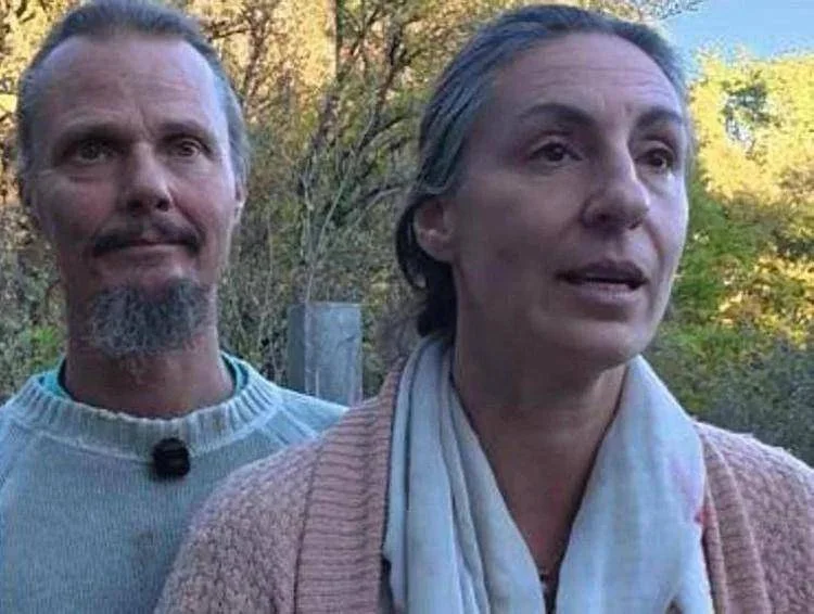 Famiglia del bosco, la madre separata dai figli. L'Italia è un paese schifoso da abbandonare senza esitazione