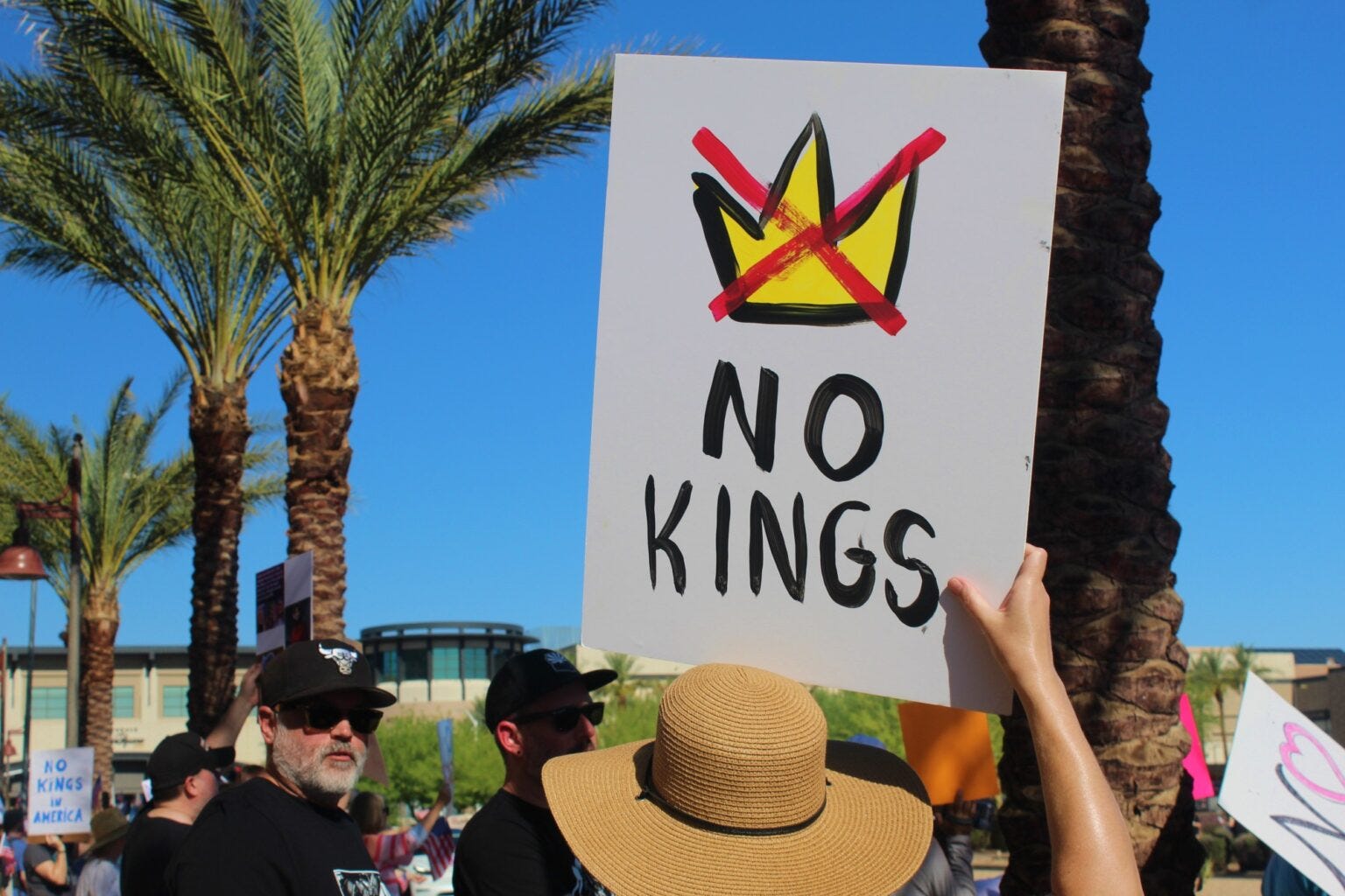 La truffa di “No Kings”: gli oligarchi stanno finanziando la loro stessa “resistenza”