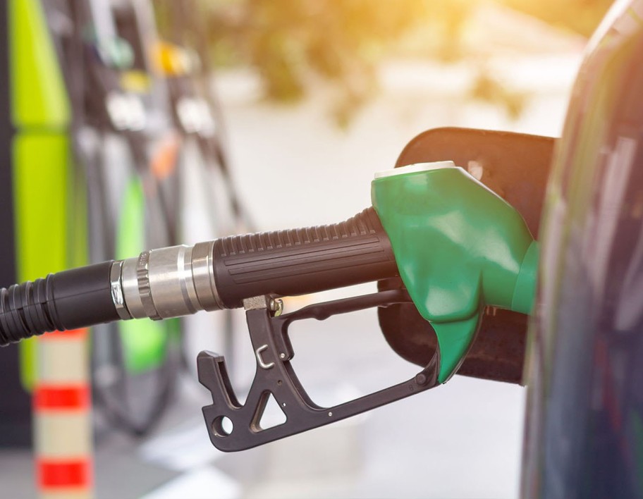 Spagna riduce IVA sui carburanti al 10%, l'UE l'attacca: 'Contro le nostre norme'