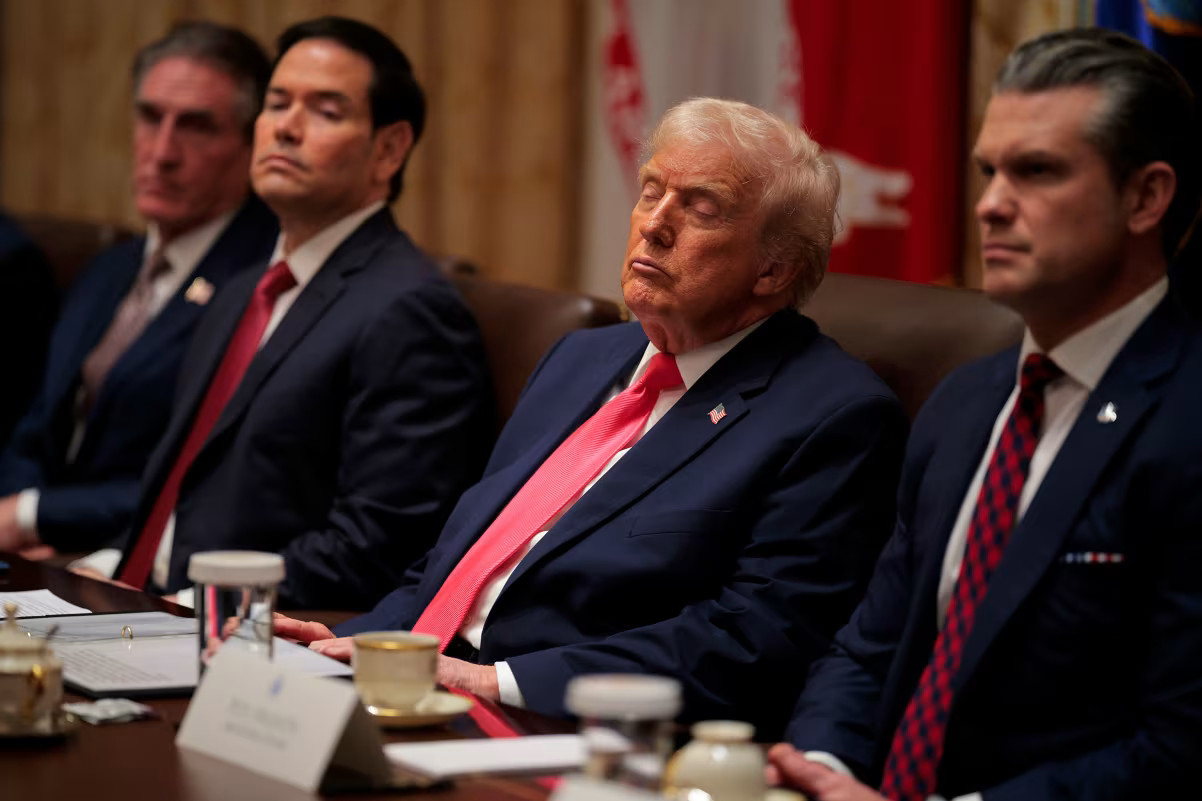 Battuto e logorato, Trump si accontenta di un flaccido "blocco eterno" mentre una delle sue portaerei in panne torna a casa zoppicando