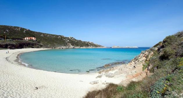 L'Eco d'Albania e il Paradosso Italiano: Se la Bellezza Diventa una Colonia