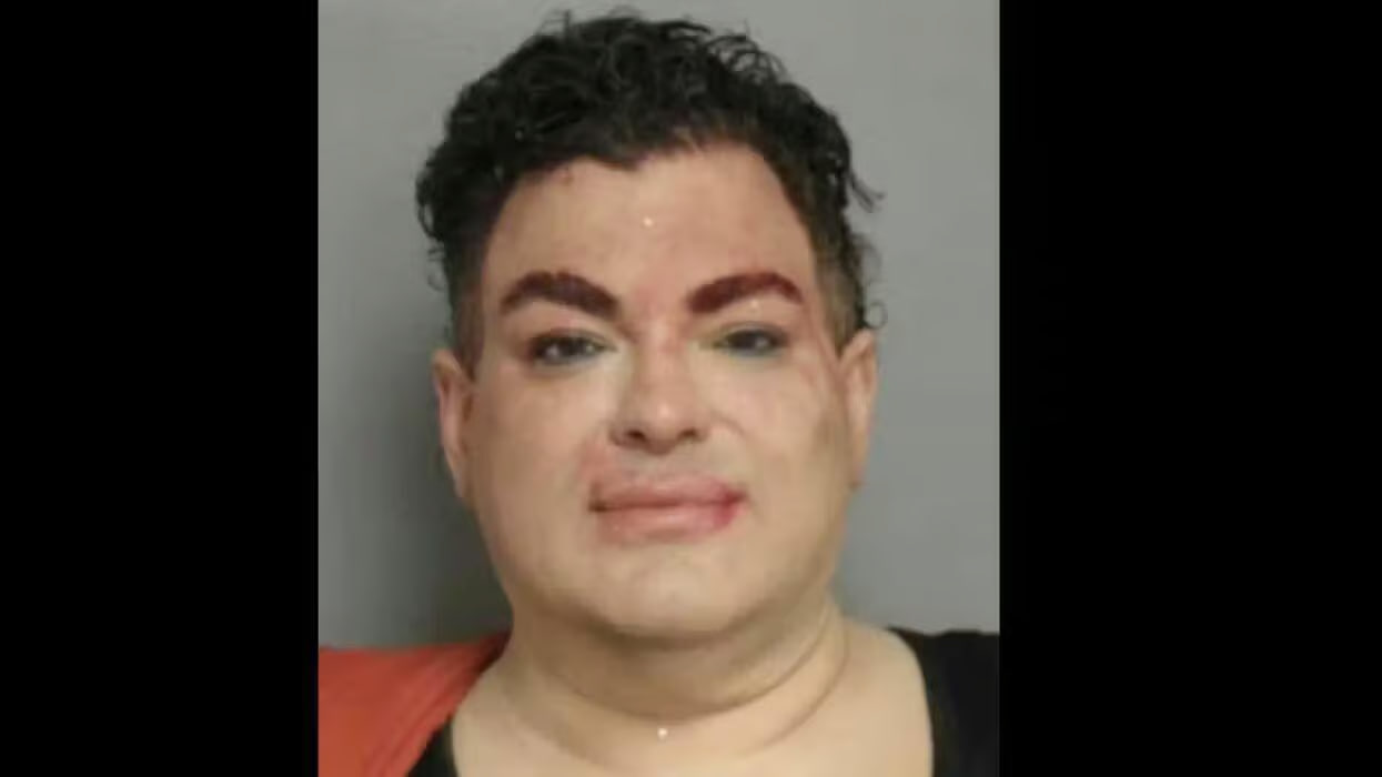 Il gruppo NY Pride si scioglie dopo l'arresto della fondatrice, una drag queen membro del consiglio scolastico, con l'accusa di aver inviato messaggi a sfondo sessuale a un minore