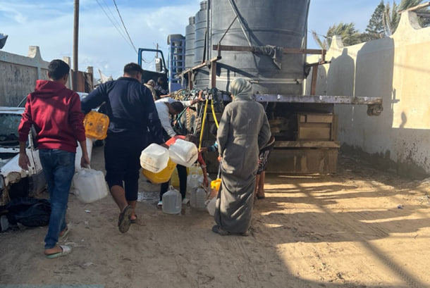 Un ferito di Gaza racconta le ventiquattro ore trascorse sotto un albero, dove dolore, morte, memoria e speranza si sono intrecciati nella guerra