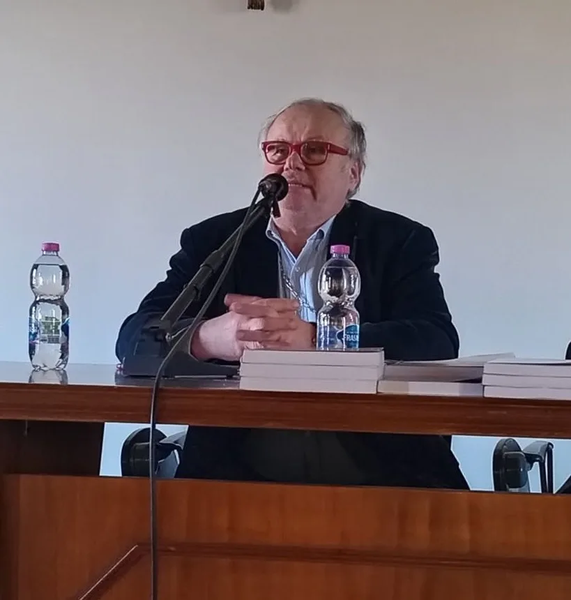 Avv. Marco Della Luna: "L'immigrazione è voluta e sostenuta dal grande Capitale. In Italia non c'è spazio per partito politico che non sia allineato ai poteri forti"