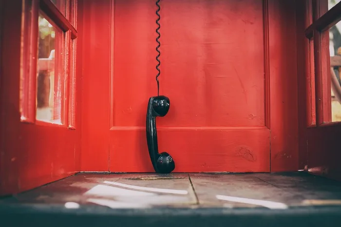 SE VUOI RESTARE ACCESO, STACCA LA SPINA I telefoni "intelligenti" contro i telefoni "stupidi"