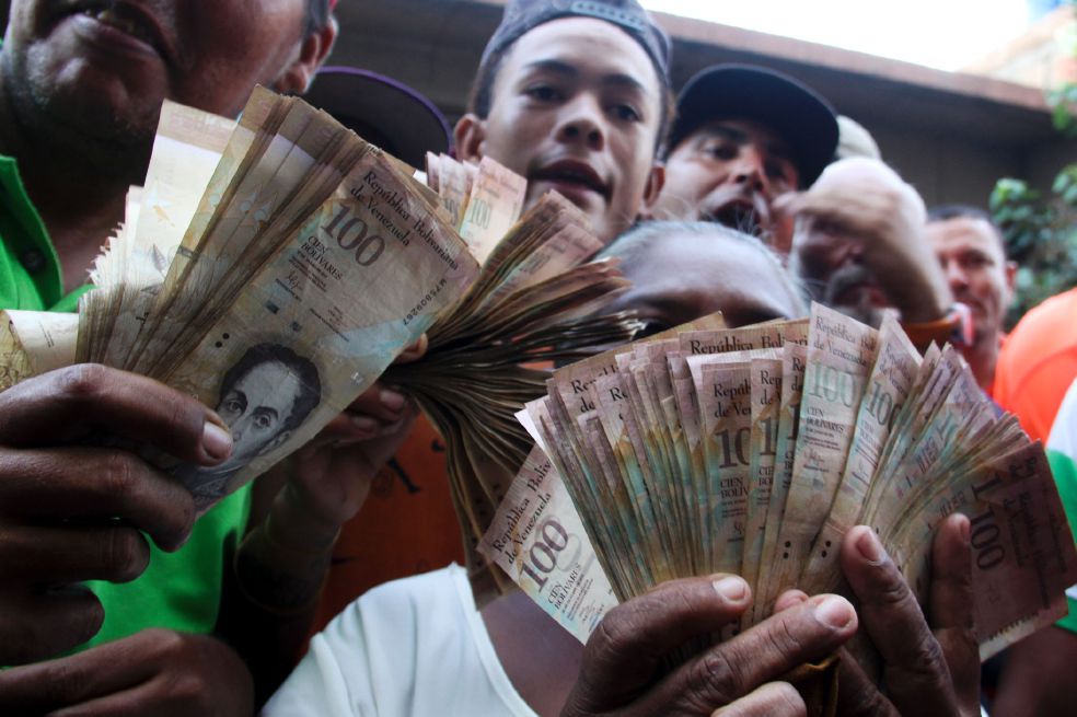 La crisi della moneta in Venezuela- Venezuelani che cambiano soldi