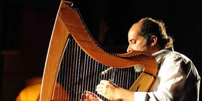 Francesco Benozzo suona l'arpa