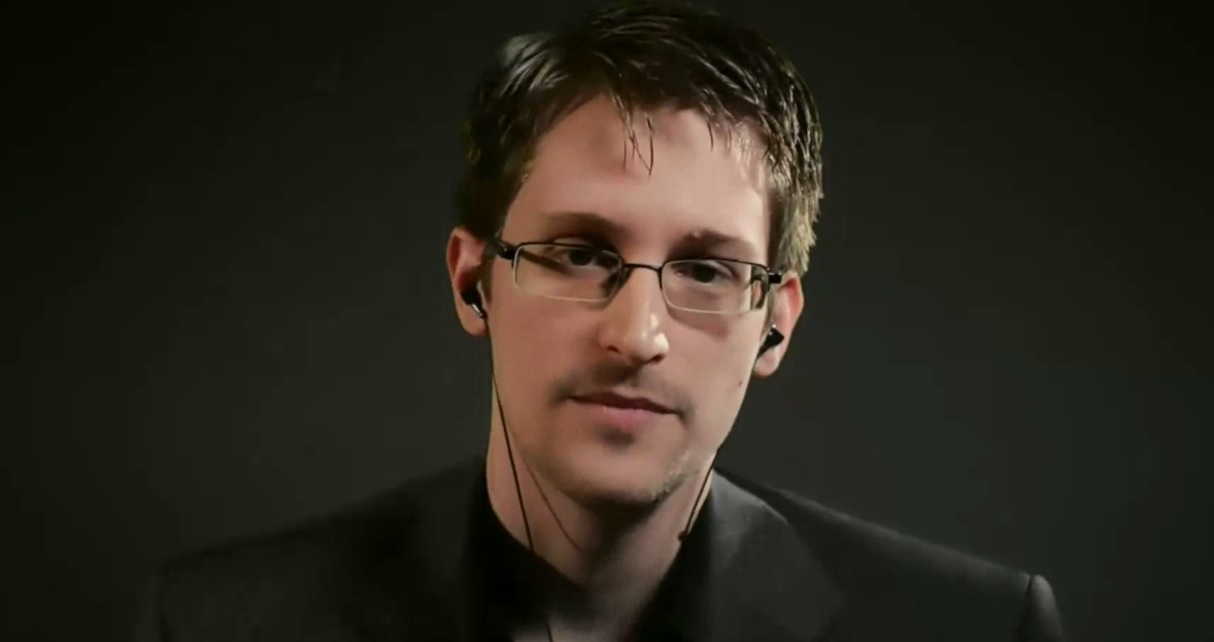 Putin conferisce a Edward Snowden la cittadinanza russa