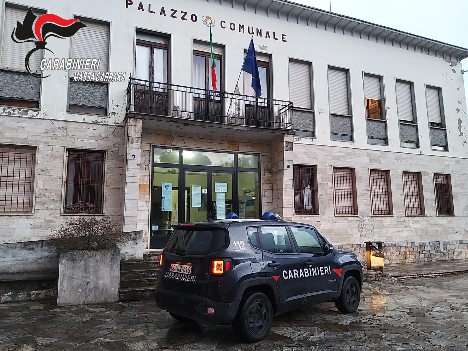 Palazzo Comunale di Massa Carrara e macchina dei carabinieri parcheggiata