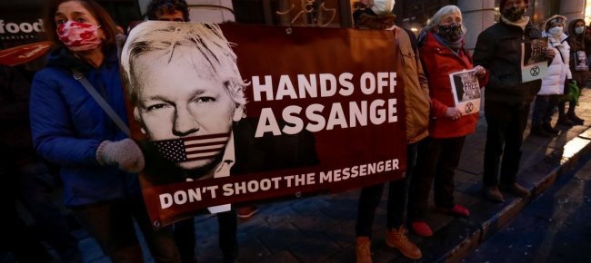 Caso Assange. L'accanimento continua