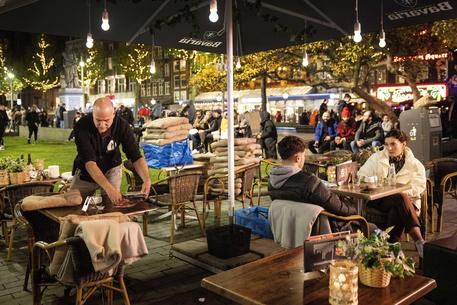 I ristoratori olandesi aprono nonostante il divieto del governo
