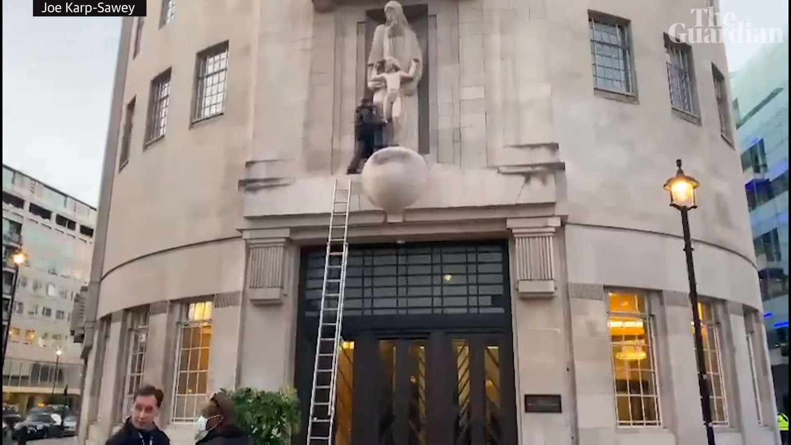 L'uomo è stato lasciato a martellare la statua per due ore