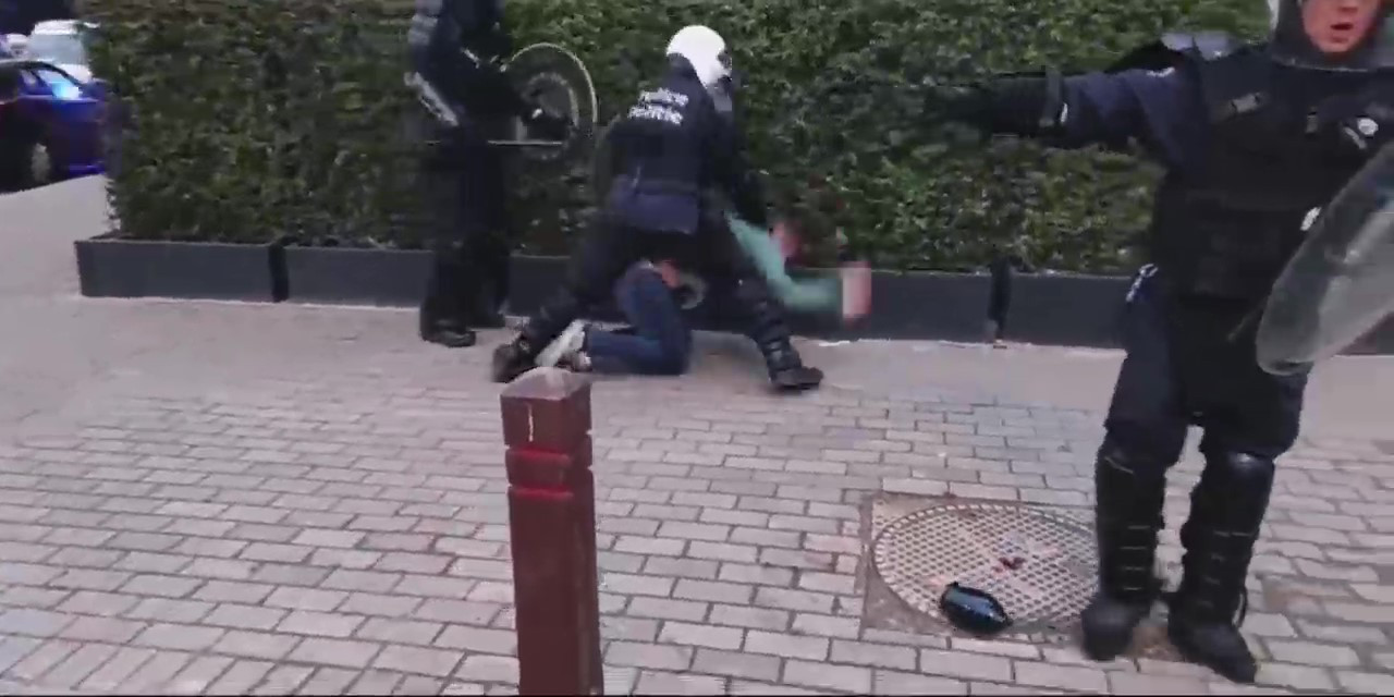 Polizia belga si accanisce brutalmente su un manifestante inerme mentre Antifa e Blackbloc devastano la città